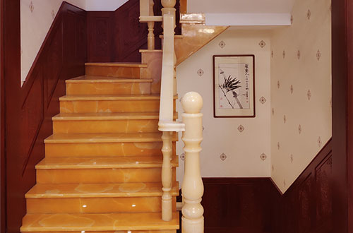 丽水中式别墅室内汉白玉石楼梯的定制安装装饰效果